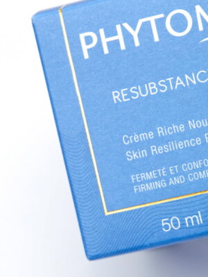 La Crema Ricca Ridensificante RESUBSTANCE di Phytomer è una soluzione efficace per combattere i segni dell'invecchiamento cutaneo, tra cui la perdita di comfort, elasticità e densità della pelle. La sua texture generosa e avvolgente offre un'immediata sensazione di morbidezza e comfort. Giorno dopo giorno, questa crema ridensificante migliora la compattezza e il tono della pelle, rendendola visibilmente più soda ed elastica. Contenuta in un vasetto di vetro riciclabile. Caratteristiche principali: Tipo di pelle: Ideale per pelli mature. Texture: Crema ricca e avvolgente. Uso: Applicare mattina e sera su viso e collo, sulla pelle perfettamente detersa. Categoria del prodotto: Crema giorno. Tipo di pelle: Ideale per pelli mature. Texture del prodotto: Crema ricca e avvolgente. Proprietà del prodotto: Questa crema ridensificante combatte efficacemente i segni dell'invecchiamento cutaneo, migliorando la compattezza e il tono della pelle. Dona immediatamente comfort e morbidezza alla pelle, rendendola visibilmente più soda ed elastica giorno dopo giorno. Modalità d'uso: Applicare mattina e sera su viso e collo, sulla pelle perfettamente detersa. Conclusione: Per le pelli mature, la Crema Ricca Ridensificante RESUBSTANCE rappresenta una soluzione efficace per combattere i segni dell'invecchiamento, donando comfort e migliorando la tonicità e la compattezza della pelle.